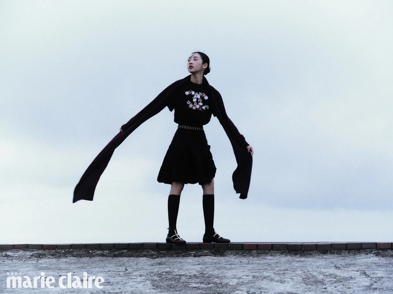 雙C LOGO刺繡連身裙、酒紅色喀什米爾上衣、圍巾、絲質及膝襪、服飾珠寶配件、鞋履,all by CHANEL。 雙C LOGO刺繡連身裙、酒紅色喀什米爾上衣、圍巾、絲質及膝襪、服飾珠寶配件、鞋履,all by CHANEL。