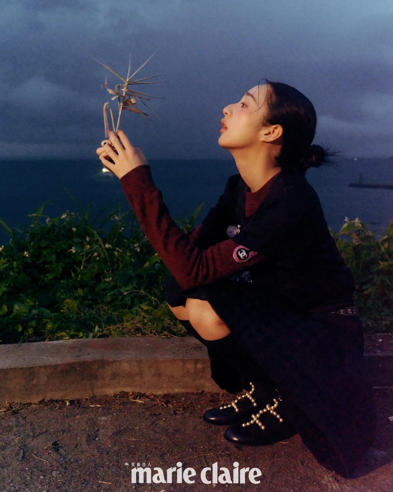 雙C LOGO刺繡連身裙、酒紅色喀什米爾上衣、圍巾、絲質及膝襪、服飾珠寶配件、鞋履,all by CHANEL。 雙C LOGO刺繡連身裙、酒紅色喀什米爾上衣、圍巾、絲質及膝襪、服飾珠寶配件、鞋履,all by CHANEL。