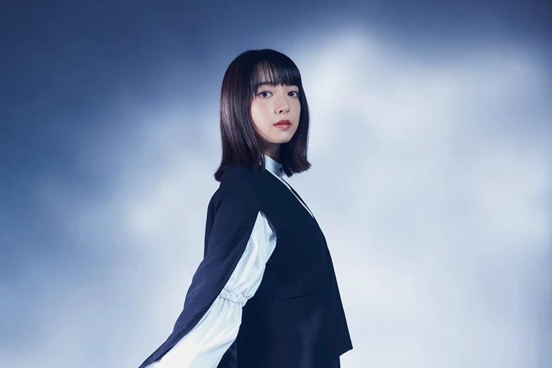 上白石萌音演唱片尾曲〈Spica〉。 上白石萌音演唱片尾曲〈Spica〉。