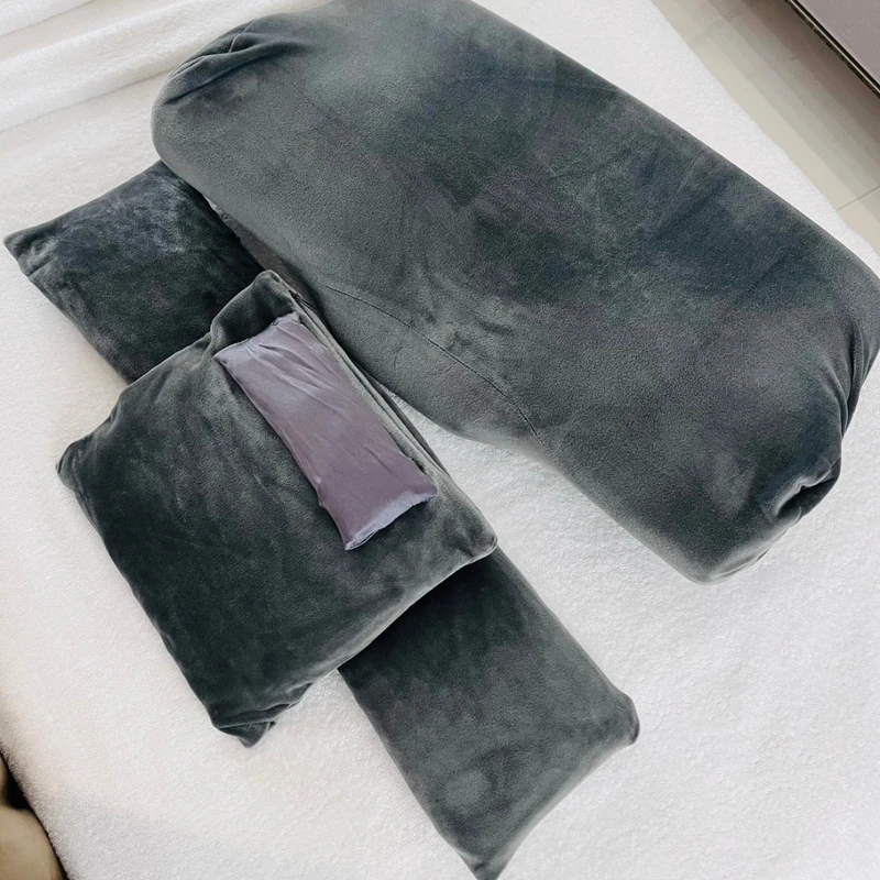 La Prairie萊珀妮全球形象概念護膚中心特製的櫻桃石枕。 La Prairie萊珀妮全球形象概念護膚中心特製的櫻桃石枕。