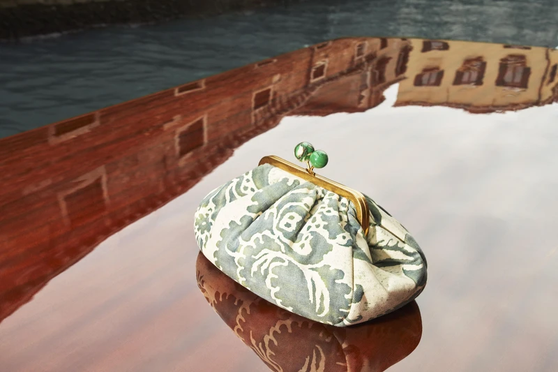 PASTICCINO點心包採用的是復古口金包的款式,甜點上兩顆可愛的櫻桃化身為放大比例、視覺明顯的圓形珠釦,甜點本身則設計為內部盛裝空間極為充裕的圓廓形。 PASTICCINO點心包採用的是復古口金包的款式,甜點上兩顆可愛的櫻桃化身為放大比例、視覺明顯的圓形珠釦,甜點本身則設計為內部盛裝空間極為充裕的圓廓形。