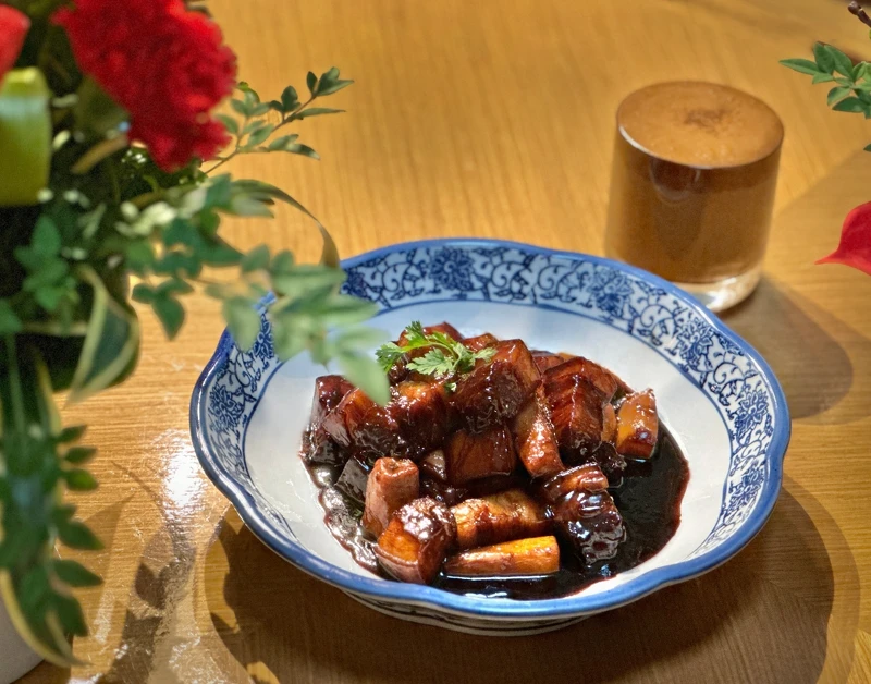 「筍尖紅燒肉」功夫料理,適合佐搭糖與果乾系主題調飲。 「筍尖紅燒肉」功夫料理,適合佐搭糖與果乾系主題調飲。
