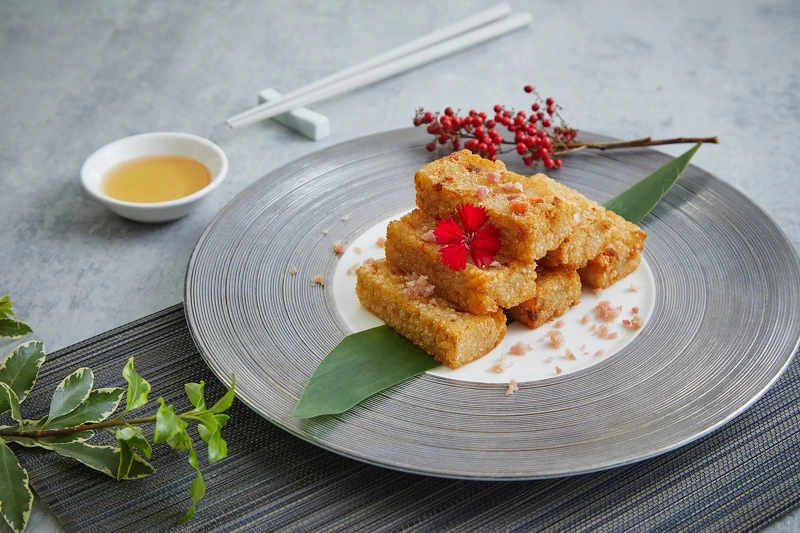 「上海粢飯條」外層酥香內層糯口的金黃粢飯條,以火腿包覆冷白米飯及瑤柱入鍋油炸而成,是老上海人餐桌上的風格早點。 「上海粢飯條」外層酥香內層糯口的金黃粢飯條,以火腿包覆冷白米飯及瑤柱入鍋油炸而成,是老上海人餐桌上的風格早點。