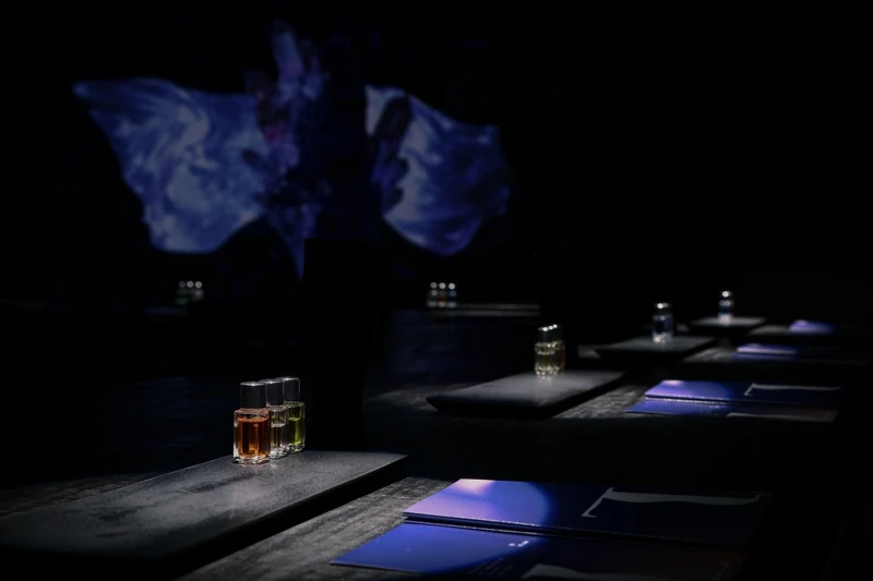 除了提供獨特的餐食搭配，更結合了「花晶療癒」與「論碼」。