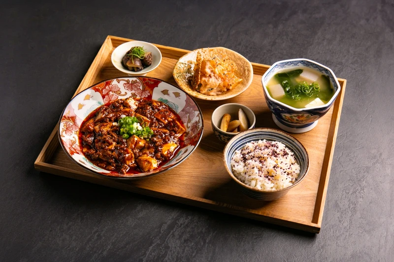 「inari現代居酒屋」即日起推出午餐定食。 「inari現代居酒屋」即日起推出午餐定食。