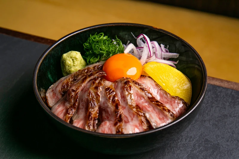 每日限量供應的「A5 和牛月見丼」。 每日限量供應的「A5 和牛月見丼」。