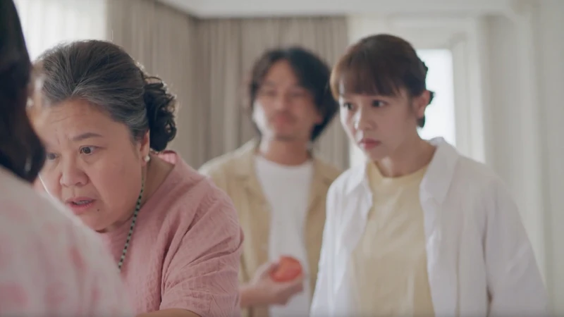 雖然有所不快,但彩香依舊為安祖的健康焦心。 雖然有所不快,但彩香依舊為安祖的健康焦心。