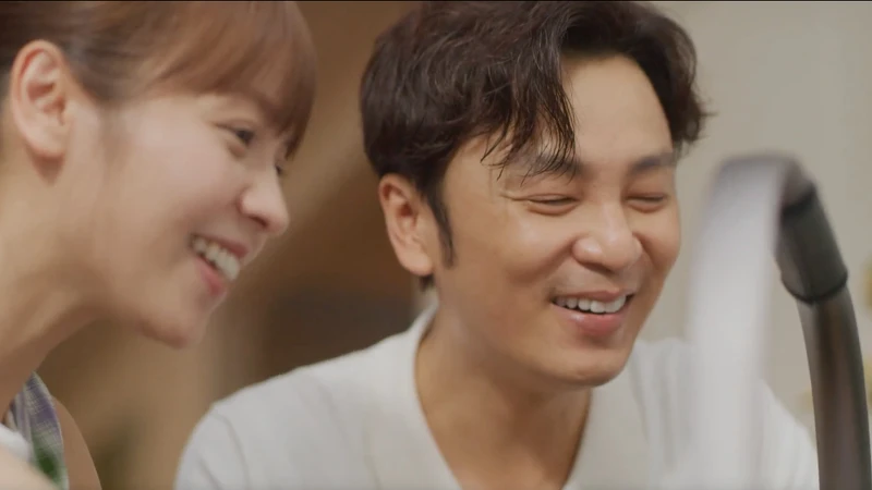 小鷗與發貴照顧安祖的樣子像是一對新婚夫妻。 小鷗與發貴照顧安祖的樣子像是一對新婚夫妻。