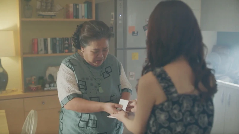 彩香曾試圖用支票要大美與秉仁離婚。 彩香曾試圖用支票要大美與秉仁離婚。