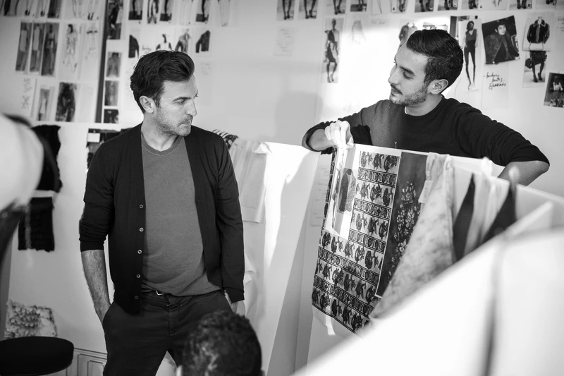 與團隊工作中的Nicolas Ghesquière。