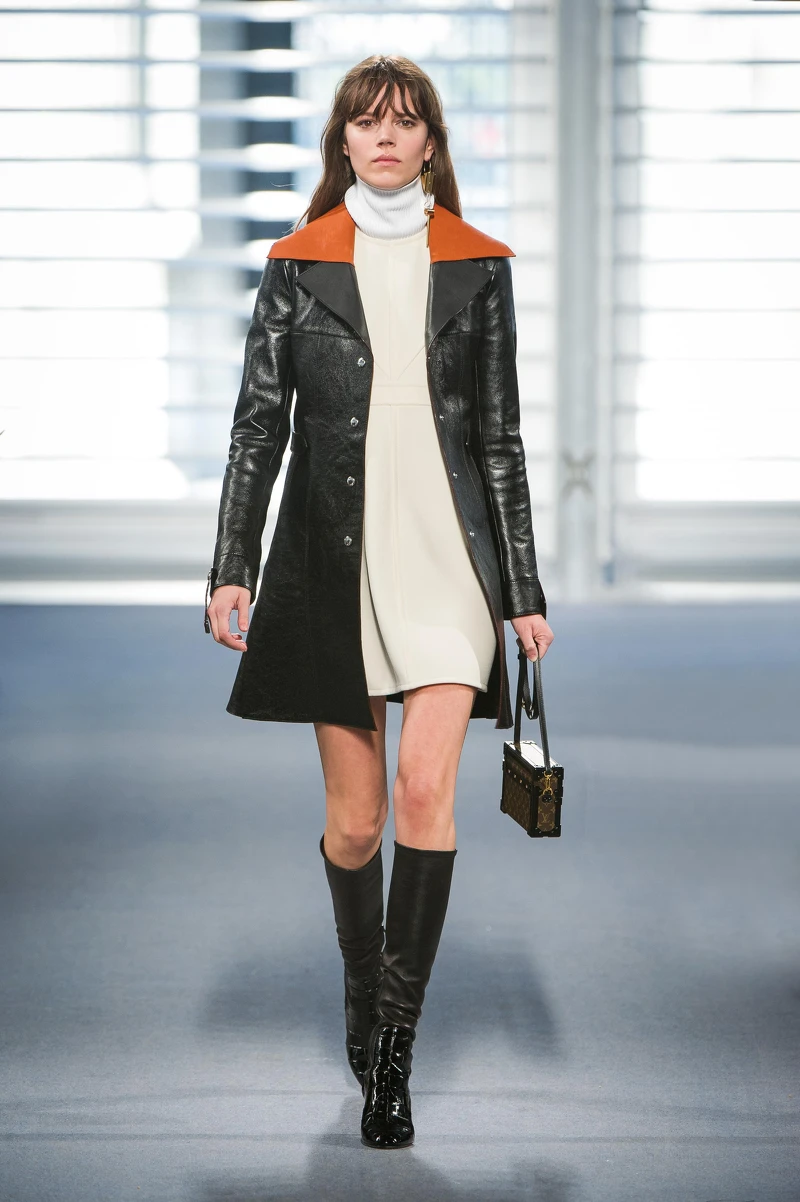 Nicolas Ghesquière 接任 Louis Vuitton 的第一場處女秀是2014年秋冬女裝系列,以前衛手法重新詮釋品牌的經典 DNA,成功展現了 Nicolas Ghesquière 的創作功力及企圖。