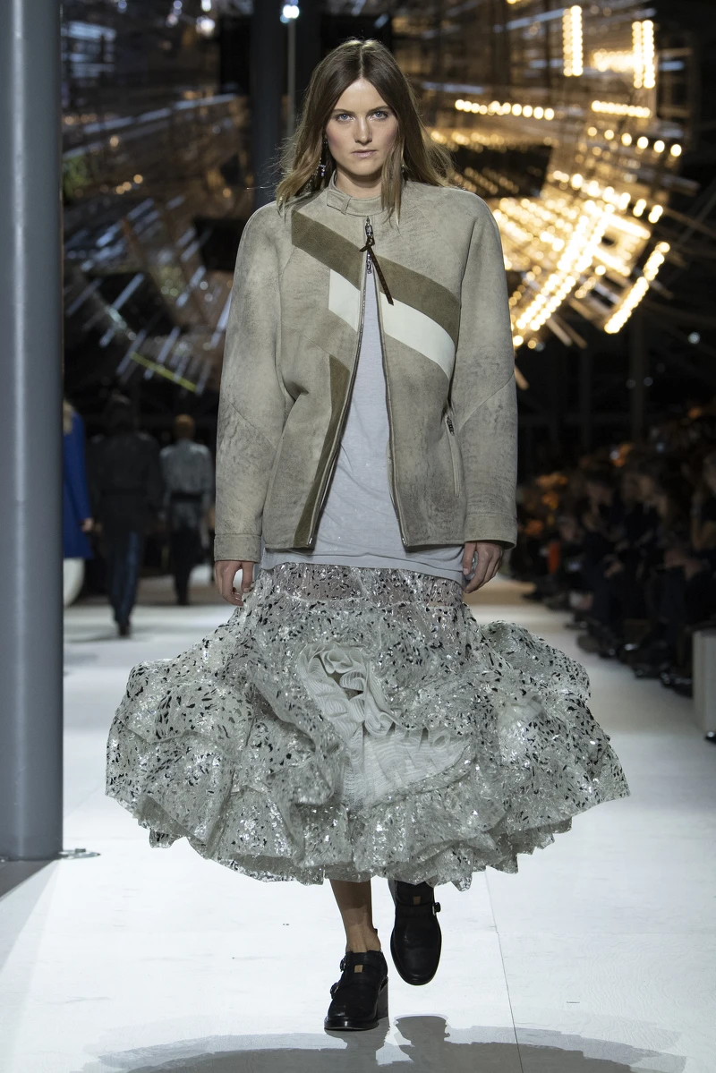 Nicolas Ghesquière 於三月發表的 Louis Vuitton 2024秋冬女裝系列秀再次回到他首次發表品牌時女裝大秀的地點,慶祝他執掌 Louis Vuitton 女裝十年的里程,這系列可以看到 Nicolas Ghesquière 這十年作品的關聯性與開創性。