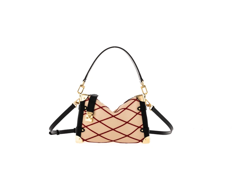 這款Side Trunk 包款由創意總監 Nicolas Ghesquière 精心打造,並綴以皮革飾邊,重現路易威登傳統硬箱的製作工藝。皮革拉鏈頭搭配標誌性S-lock鎖扣及加固金屬護角,締造獨一無二的矚目造型,而頂端的寬闊手柄及纖幼皮革肩帶則同樣採用可拆式設計。 這款Side Trunk 包款由創意總監 Nicolas Ghesquière 精心打造,並綴以皮革飾邊,重現路易威登傳統硬箱的製作工藝。皮革拉鏈頭搭配標誌性S-lock鎖扣及加固金屬護角,締造獨一無二的矚目造型,而頂端的寬闊手柄及纖幼皮革肩帶則同樣採用可拆式設計。