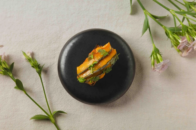 「南瓜、海膽、燈籠果」-烤至鬆軟的布里歐麵包與新鮮海膽和發酵燈籠果泥相結合。布里歐麵包的黃油香氣和柔軟口感,搭配海膽的鮮甜與燈籠果的酸,層次豐富,味覺平衡,帶來獨特的美食體驗。 「南瓜、海膽、燈籠果」-烤至鬆軟的布里歐麵包與新鮮海膽和發酵燈籠果泥相結合。布里歐麵包的黃油香氣和柔軟口感,搭配海膽的鮮甜與燈籠果的酸,層次豐富,味覺平衡,帶來獨特的美食體驗。