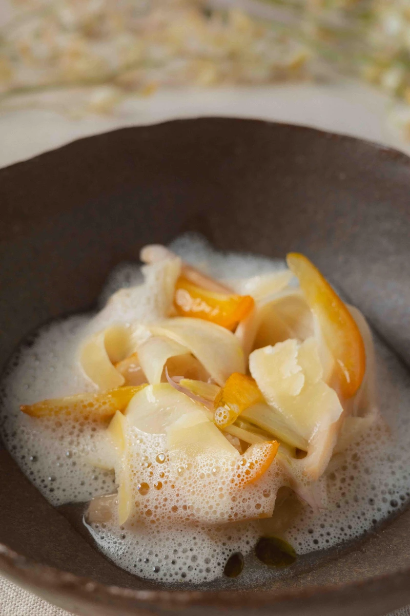 「白蘆筍、干貝、茉莉花」-新鮮的台灣白蘆筍,經過精心煎製,保留了其脆嫩的口感和自然的甜味。干貝經過高溫煎製至金黃色,外酥內嫩,釋放出濃郁的海洋鮮香,與白蘆筍的清爽形成鮮明對比,讓整道菜品在口感和風味上達到完美的平衡。發酵處理的白蘆筍帶有微酸的獨特風味,不僅增加了菜品的層次感,還為口感增添了一抹細膩的酸甜,讓人一口接一口地回味無窮。特製醬汁由茉莉花、自製甘酒和干貝高湯攪打而成,通過與空氣接觸形成細膩的泡沫。 「白蘆筍、干貝、茉莉花」-新鮮的台灣白蘆筍,經過精心煎製,保留了其脆嫩的口感和自然的甜味。干貝經過高溫煎製至金黃色,外酥內嫩,釋放出濃郁的海洋鮮香,與白蘆筍的清爽形成鮮明對比,讓整道菜品在口感和風味上達到完美的平衡。發酵處理的白蘆筍帶有微酸的獨特風味,不僅增加了菜品的層次感,還為口感增添了一抹細膩的酸甜,讓人一口接一口地回味無窮。特製醬汁由茉莉花、自製甘酒和干貝高湯攪打而成,通過與空氣接觸形成細膩的泡沫。