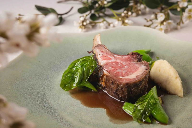 「羊排、白花菜、橄欖」-主廚特別選用來自紐西蘭高地的帶骨里肌和羊羊排,和羊質地細嫩,直火碳烤後,外層香酥,內裡嫩滑,每一口都能感受到鮮美和細膩。羊肉高湯與橄欖油熬製的醬汁深邃濃郁,為羊排增添了豐富的風味層次。白花菜的清爽、青豆的甜美和炸羅勒葉的草本香氣,為菜品增添了多樣的口感和香氣。橄欖酸豆泥作為點睛之筆,帶來鹹香與微酸的獨特風味,使每一口都充滿驚喜。這道菜在視覺和味覺上都達到了完美的平衡,為食客帶來極致的味覺享受。 「羊排、白花菜、橄欖」-主廚特別選用來自紐西蘭高地的帶骨里肌和羊羊排,和羊質地細嫩,直火碳烤後,外層香酥,內裡嫩滑,每一口都能感受到鮮美和細膩。羊肉高湯與橄欖油熬製的醬汁深邃濃郁,為羊排增添了豐富的風味層次。白花菜的清爽、青豆的甜美和炸羅勒葉的草本香氣,為菜品增添了多樣的口感和香氣。橄欖酸豆泥作為點睛之筆,帶來鹹香與微酸的獨特風味,使每一口都充滿驚喜。這道菜在視覺和味覺上都達到了完美的平衡,為食客帶來極致的味覺享受。