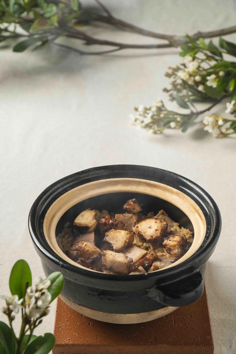 樂埔町招牌「土鍋飯」-將多種食材的精華融合在一起,創造出一場豐富而層次分明的味覺盛宴。林龍星冠軍米在昆布高湯的滋潤下,充分吸收了章魚的鮮甜和芋頭的綿密甜香。豬油油蔥的濃郁香氣為米飯增添了深厚的底蘊,而章魚與芋頭的搭配,則帶來了豐富的口感變化。每一口都能感受到海洋的鮮味與大地的甜美。 樂埔町招牌「土鍋飯」-將多種食材的精華融合在一起,創造出一場豐富而層次分明的味覺盛宴。林龍星冠軍米在昆布高湯的滋潤下,充分吸收了章魚的鮮甜和芋頭的綿密甜香。豬油油蔥的濃郁香氣為米飯增添了深厚的底蘊,而章魚與芋頭的搭配,則帶來了豐富的口感變化。每一口都能感受到海洋的鮮味與大地的甜美。