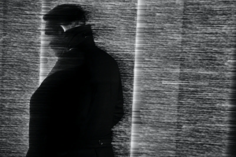 湯姆·哈迪完美演繹絲柏與葡萄藤芳醇香水的神秘英倫氣息。