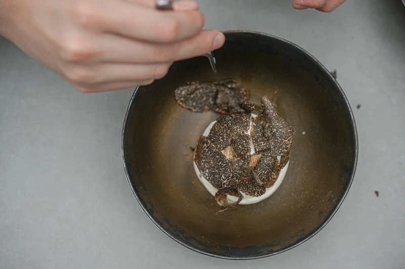 甜點「松露&馬鈴薯 Truffle & Potato」。 甜點「松露&馬鈴薯 Truffle & Potato」。