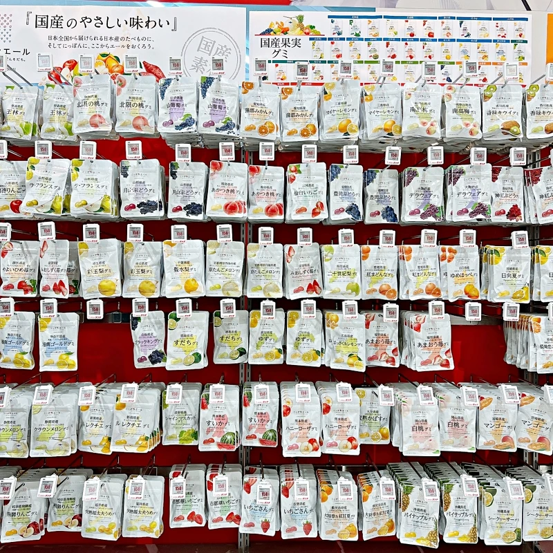 Bic Camera 遇到一整面的Nippon-yell日本各地名產水果軟糖。