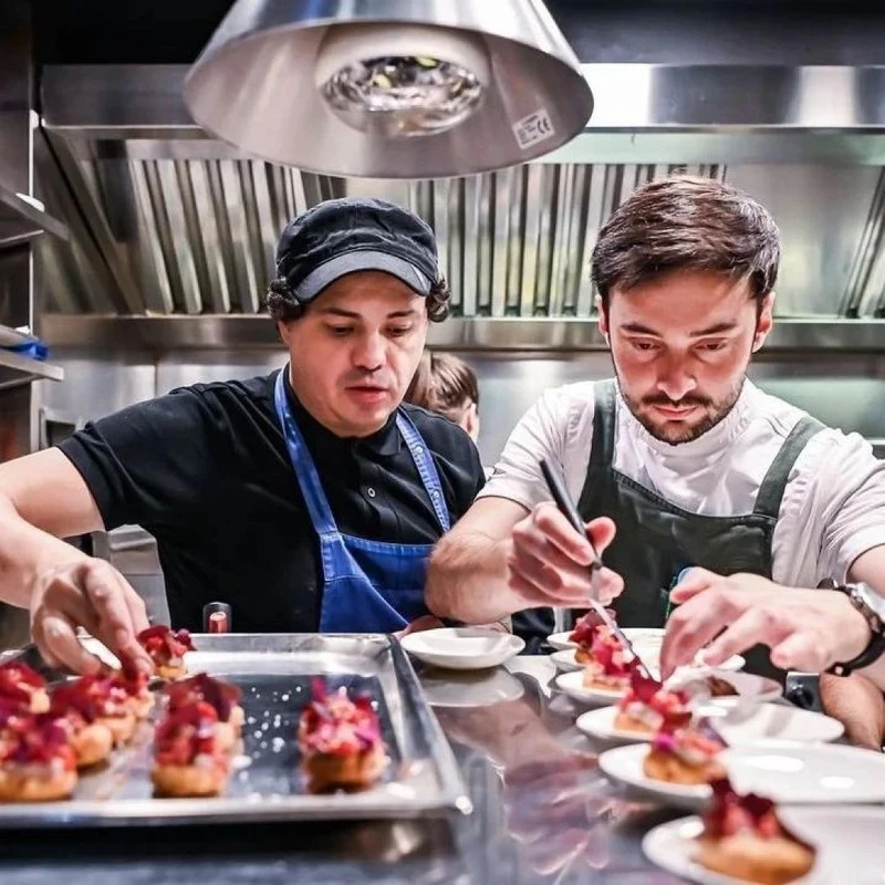 今年初,他在個人生涯規劃下,宣布成為自由廚師,除了將第一站快閃餐會獻給台灣,未來也將前往倫敦與曼谷舉辦快閃。 今年初,他在個人生涯規劃下,宣布成為自由廚師,除了將第一站快閃餐會獻給台灣,未來也將前往倫敦與曼谷舉辦快閃。