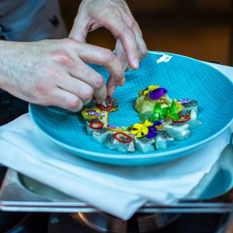 Leo 將依循以往所累積的技法與思維,讓大家在簡約美感與滋味層次中感受料理的魅力。  Leo 將依循以往所累積的技法與思維,讓大家在簡約美感與滋味層次中感受料理的魅力。