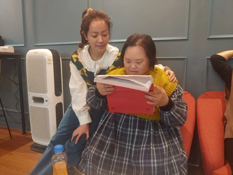 韓國心智障礙畫家鄭恩惠飾演飾演韓志旼的孿生姐姐「英希」。