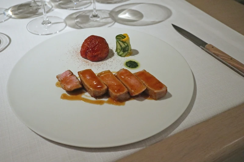 主菜之一荷蘭「Niewerkerk 犢牛」。 主菜之一荷蘭「Niewerkerk 犢牛」。