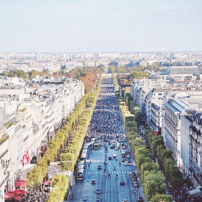 凱旋門頂的香榭大道俯瞰照-2015年的巴黎無車日 凱旋門頂的香榭大道俯瞰照-2015年的巴黎無車日