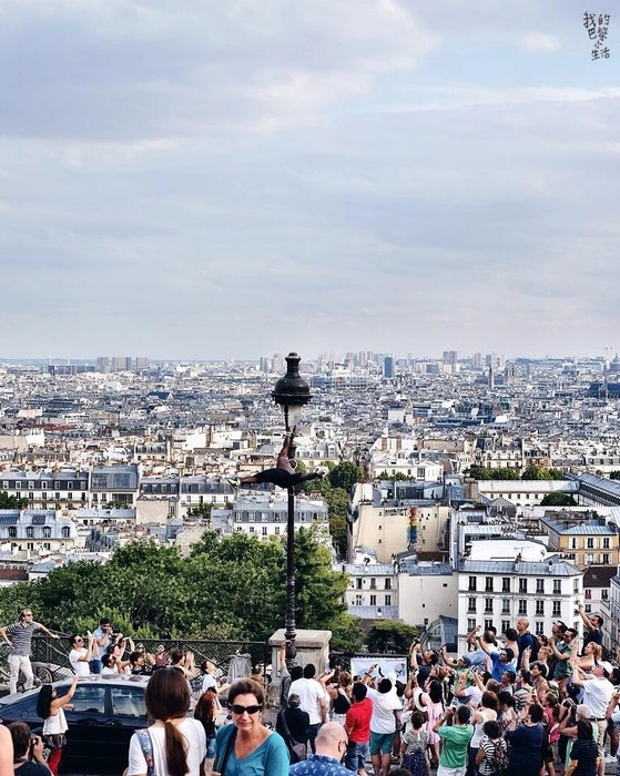 蒙馬特的巴黎俯瞰照,這裡時常會有街頭表演 蒙馬特的巴黎俯瞰照,這裡時常會有街頭表演