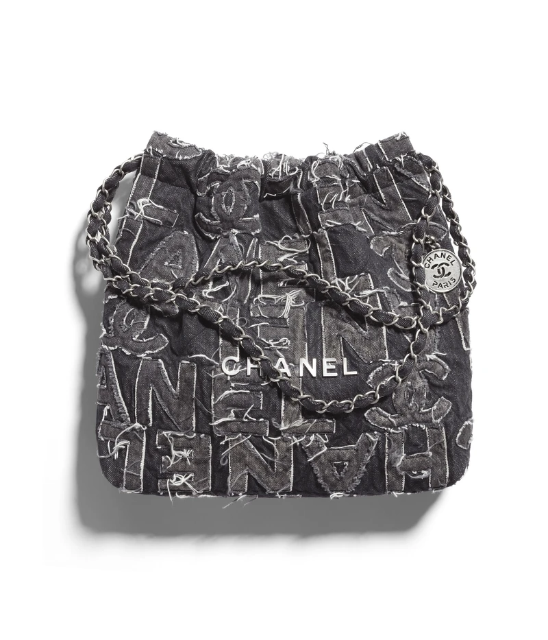 黑色丹寧CHANEL字樣22包 NTD192,900 黑色丹寧CHANEL字樣22包 NTD192,900