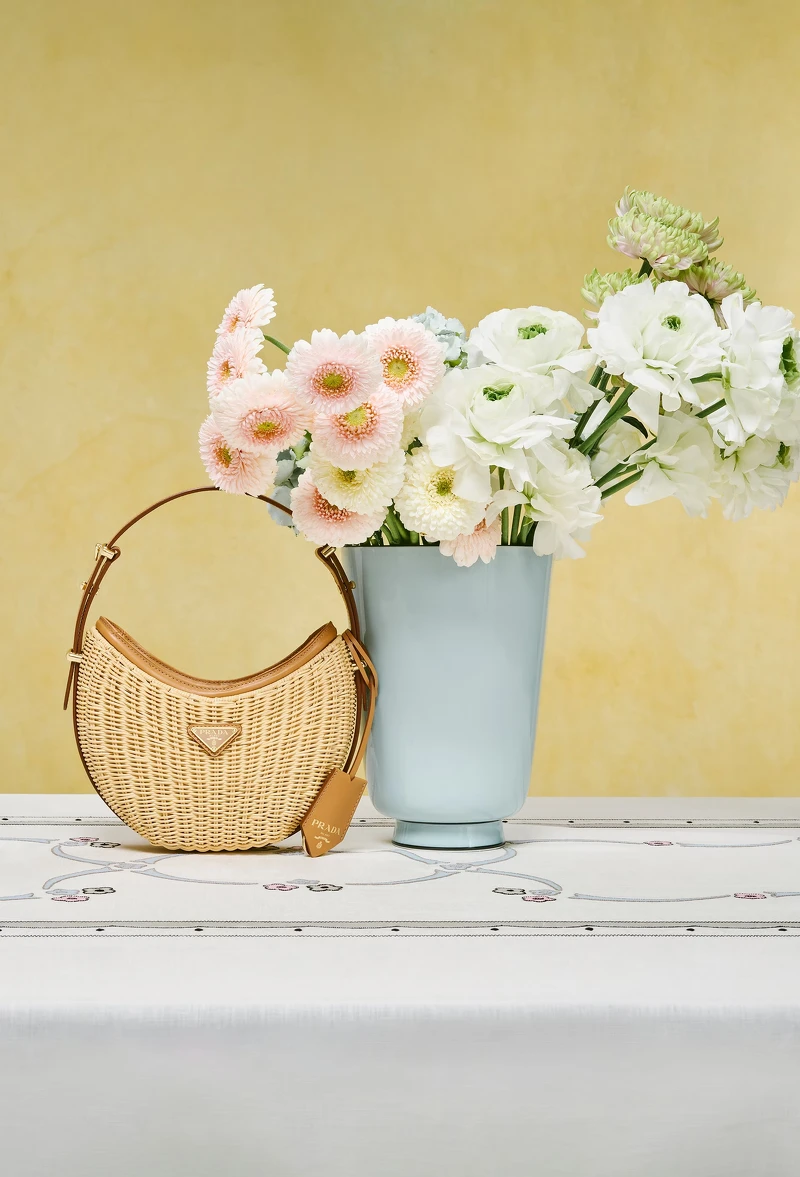 籐織半月手袋,NT$78,000。 籐織半月手袋,NT$78,000。