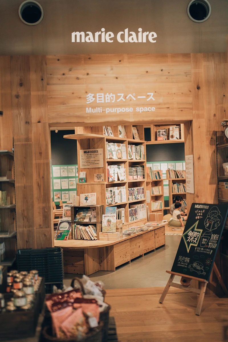 角落設置了書店。 角落設置了書店。