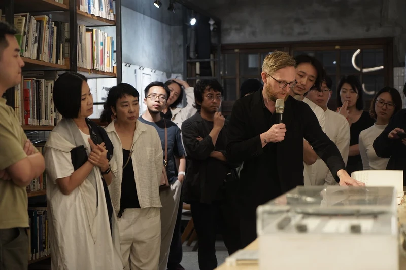 策展人Alexander Roth特地從德國飛來，並為大家介紹展覽內容。圖片來源：不只是圖書館。