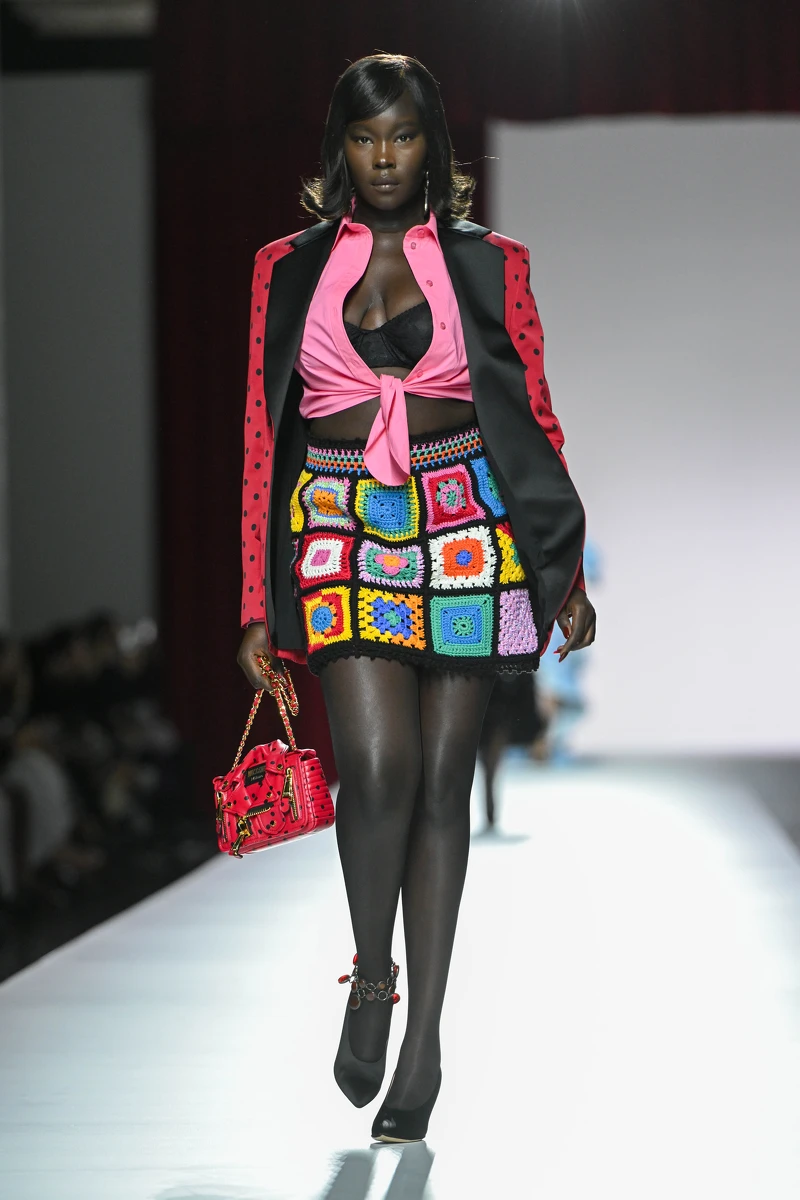 Moschino以鉤針編織拼貼半身裙,鮮豔的配色就是適合在夏天。 Moschino以鉤針編織拼貼半身裙,鮮豔的配色就是適合在夏天。