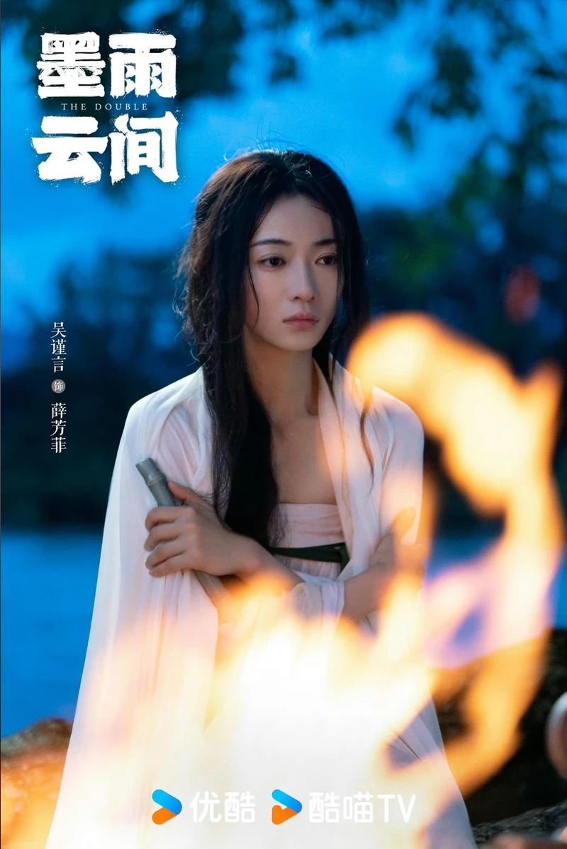 吳謹言劇中服毒為清醒先咬住下唇，再咬著王星越的虎口，展現鮮活演技。