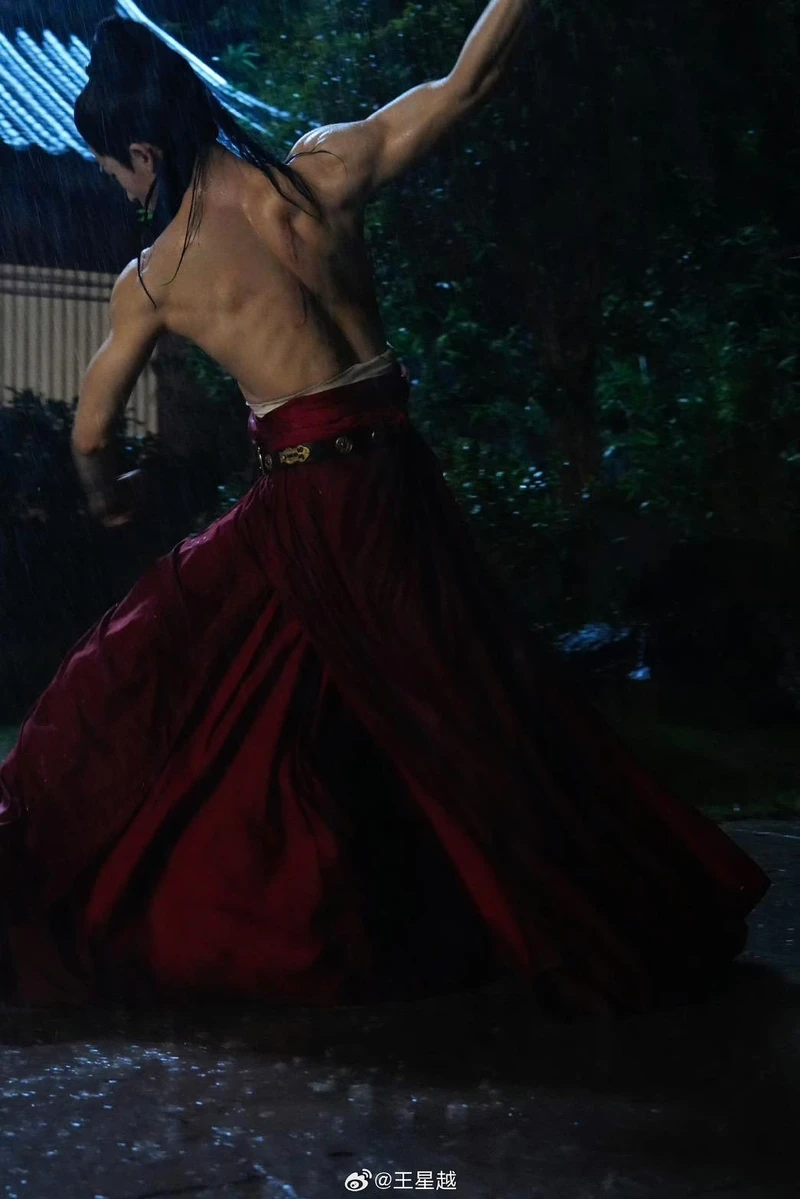 王星越秀精壯身材