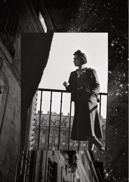 1937年於巴黎麗池酒店套房陽台上的嘉柏麗·香奈兒，脖子上配戴Comète項鍊。