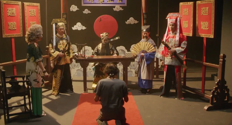 彩香一行人審問阿聰關於蘭花的下落。 彩香一行人審問阿聰關於蘭花的下落。