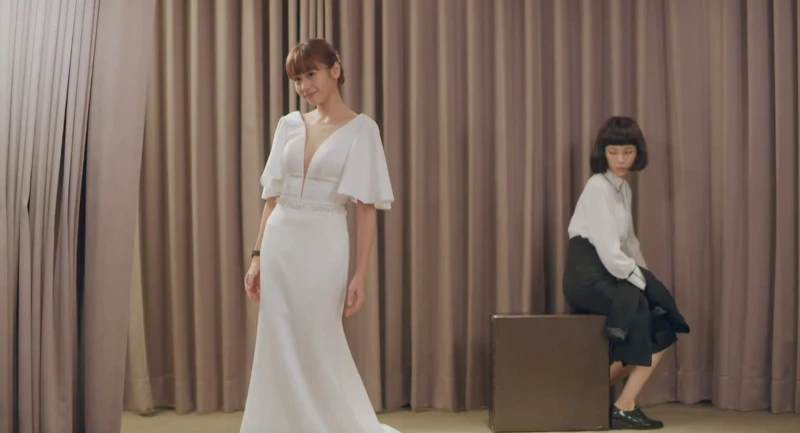 小鷗試穿婚紗,但再怎麼美好像都沒發貴的前妻美。 小鷗試穿婚紗,但再怎麼美好像都沒發貴的前妻美。