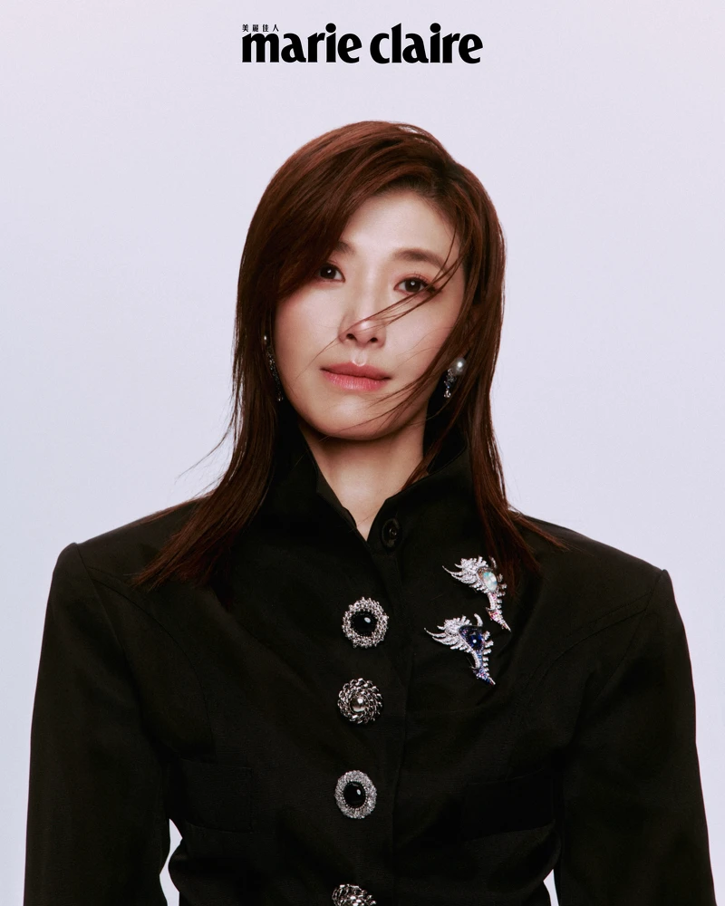 黑色鈕扣上衣,Louis Vuitton;頂級珠寶系列《Praise to the Sea》棘螺造型蛋白石胸針、棘螺造型胸針、漸藍層次南洋珍珠耳環,all by Mikimoto。 黑色鈕扣上衣,Louis Vuitton;頂級珠寶系列《Praise to the Sea》棘螺造型蛋白石胸針、棘螺造型胸針、漸藍層次南洋珍珠耳環,all by Mikimoto。