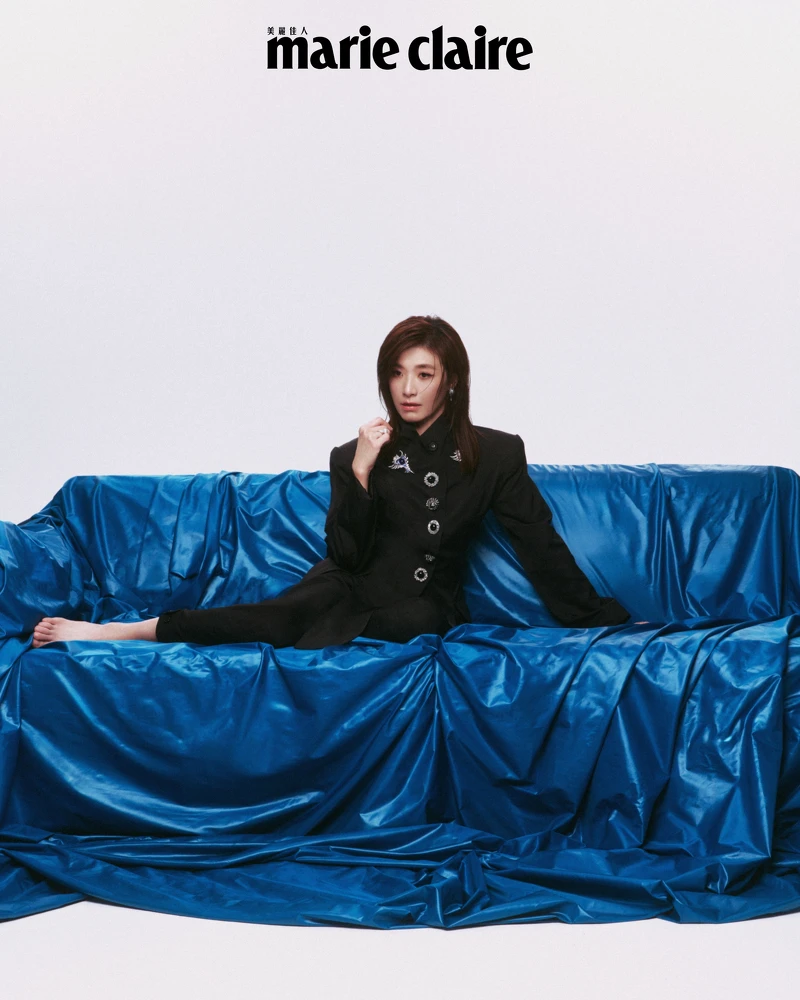 黑色鈕扣上衣、黑色西裝褲,both by Louis Vuitton;頂級珠寶系列《Praise to the Sea》棘螺造型蛋白石胸針、棘螺造型胸針、漸藍層次南洋珍珠耳環、Universe Elements系列南洋珍珠鑽戒,all by Mikimoto。 黑色鈕扣上衣、黑色西裝褲,both by Louis Vuitton;頂級珠寶系列《Praise to the Sea》棘螺造型蛋白石胸針、棘螺造型胸針、漸藍層次南洋珍珠耳環、Universe Elements系列南洋珍珠鑽戒,all by Mikimoto。