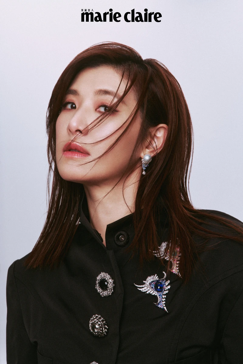 黑色鈕扣上衣,Louis Vuitton;頂級珠寶系列《Praise to the Sea》棘螺造型蛋白石胸針、棘螺造型胸針、漸藍層次南洋珍珠耳環,all by Mikimoto。 黑色鈕扣上衣,Louis Vuitton;頂級珠寶系列《Praise to the Sea》棘螺造型蛋白石胸針、棘螺造型胸針、漸藍層次南洋珍珠耳環,all by Mikimoto。