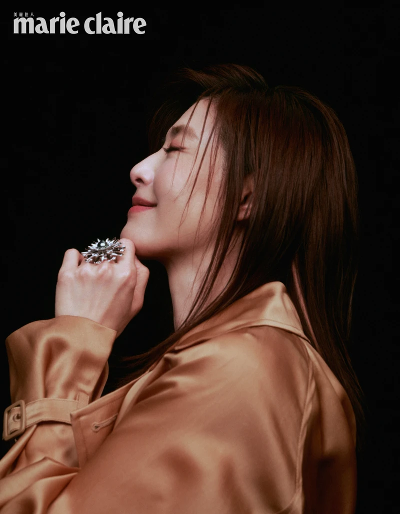 卡其色緞面風衣,Max Mara;頂級珠寶系列《Praise to the Sea》海膽造型黑珍珠鑽戒,Mikimoto。 卡其色緞面風衣,Max Mara;頂級珠寶系列《Praise to the Sea》海膽造型黑珍珠鑽戒,Mikimoto。