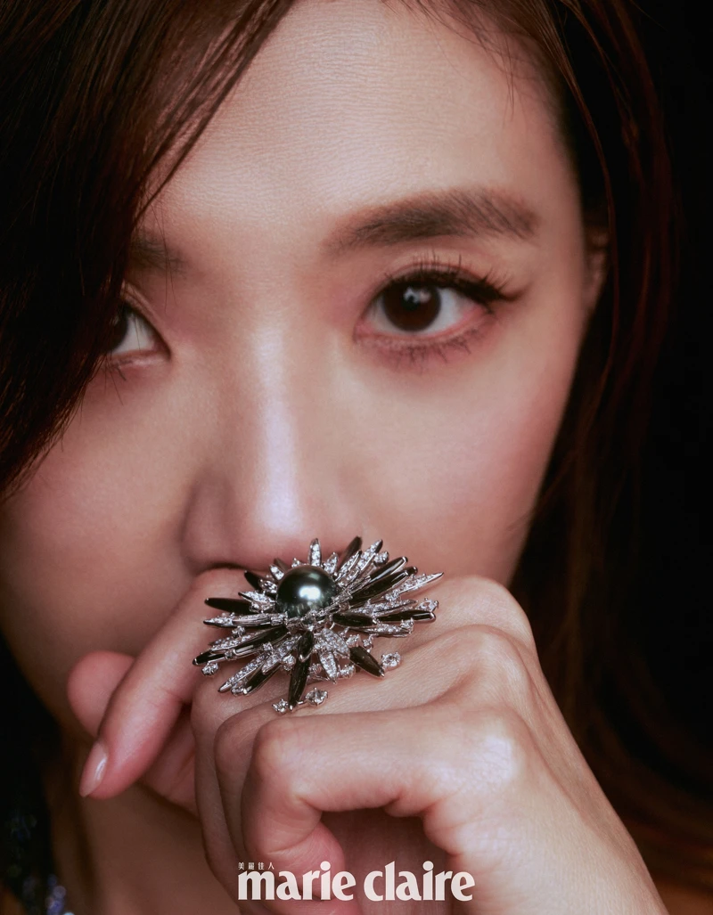 頂級珠寶系列《Praise to the Sea》海膽造型黑珍珠鑽戒、深入海洋鑽石彩寶項鍊,all by Mikimoto。 頂級珠寶系列《Praise to the Sea》海膽造型黑珍珠鑽戒、深入海洋鑽石彩寶項鍊,all by Mikimoto。