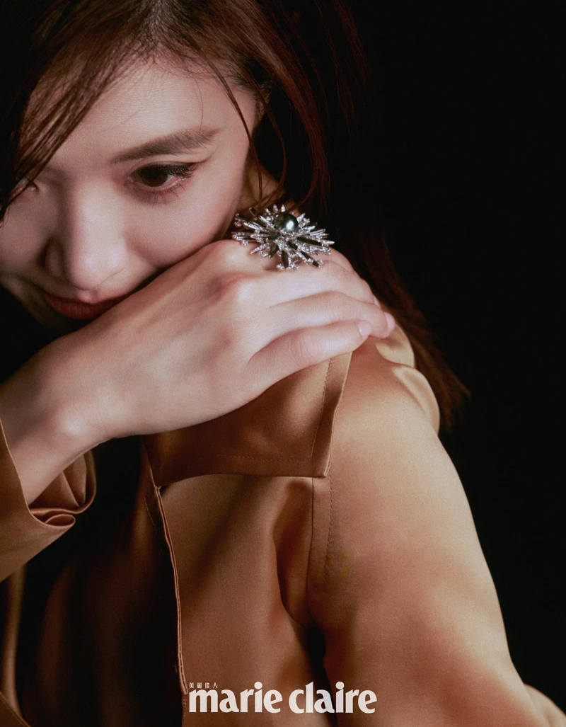 卡其色緞面風衣,Max Mara;頂級珠寶系列《Praise to the Sea》海膽造型黑珍珠鑽戒,Mikimoto。 卡其色緞面風衣,Max Mara;頂級珠寶系列《Praise to the Sea》海膽造型黑珍珠鑽戒,Mikimoto。