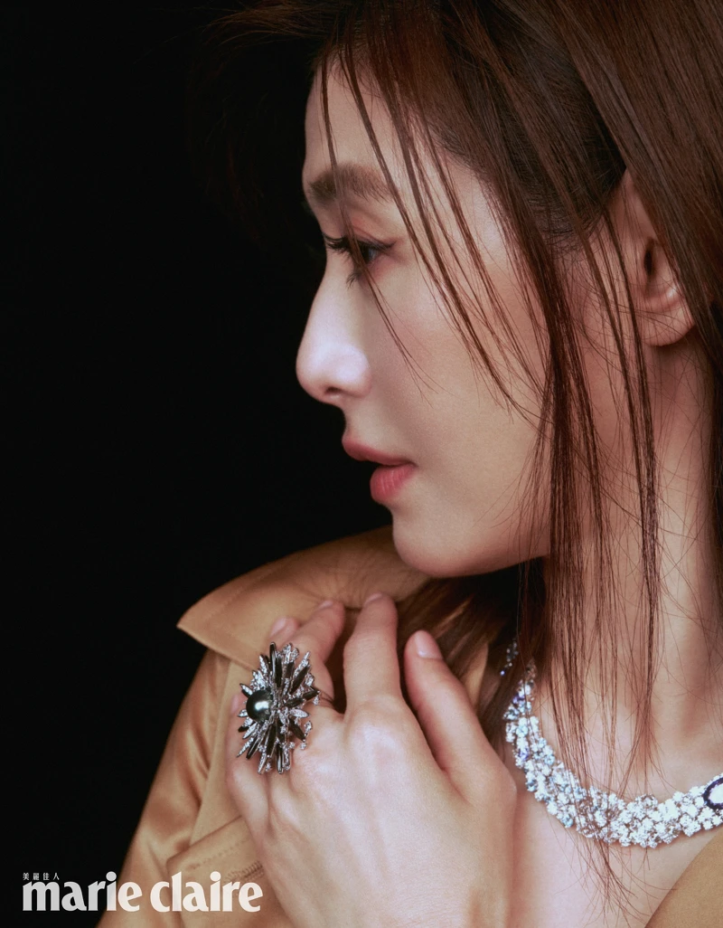 卡其色緞面風衣,Max Mara;頂級珠寶系列《Praise to the Sea》海膽造型黑珍珠鑽戒、深入海洋鑽石彩寶項鍊,all by Mikimoto。 卡其色緞面風衣,Max Mara;頂級珠寶系列《Praise to the Sea》海膽造型黑珍珠鑽戒、深入海洋鑽石彩寶項鍊,all by Mikimoto。