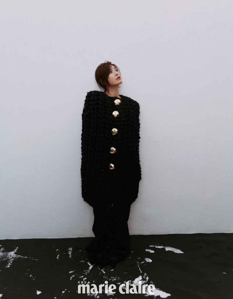 深藍色針織長罩衫、深藍色長褲,both by Loewe。 深藍色針織長罩衫、深藍色長褲,both by Loewe。