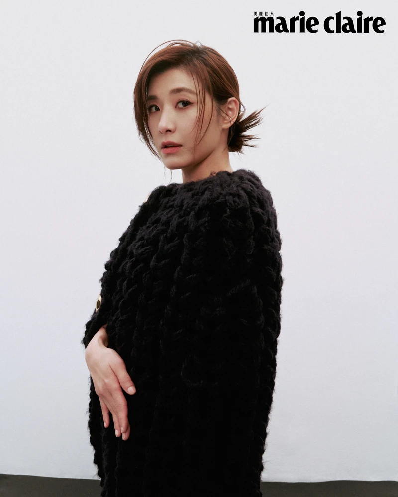 深藍色針織長罩衫,Loewe。 深藍色針織長罩衫,Loewe。