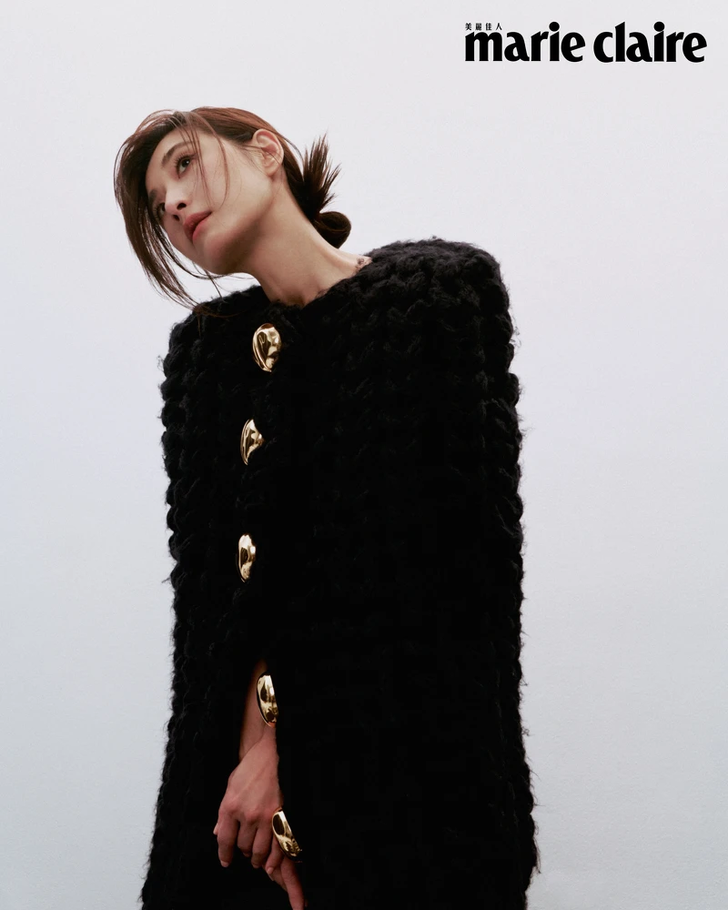 深藍色針織長罩衫,Loewe。 深藍色針織長罩衫,Loewe。